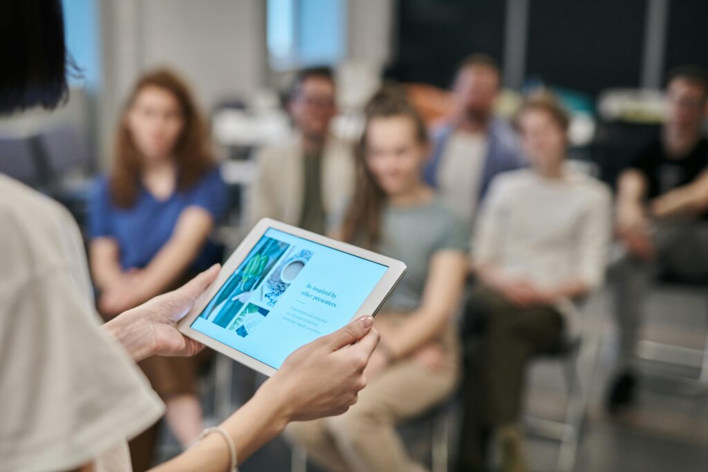ADHS verstehen und begleiten Frau präsentiert in Seminargruppe – ADHS verstehen und begleiten im Workshop mit Daniela Vitzthum Foto: Pexels / Fauxels