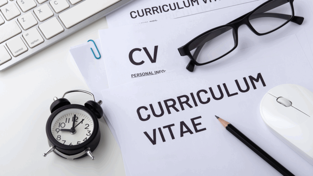 Bewerberin überarbeitet Lebenslauf – Tipps aus Sicht einer Recruiterin für erfolgreiches Jobcoaching