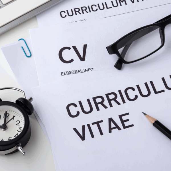 Bewerberin überarbeitet Lebenslauf – Tipps aus Sicht einer Recruiterin für erfolgreiches Jobcoaching